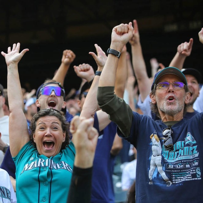 Mariners Fans Cheering